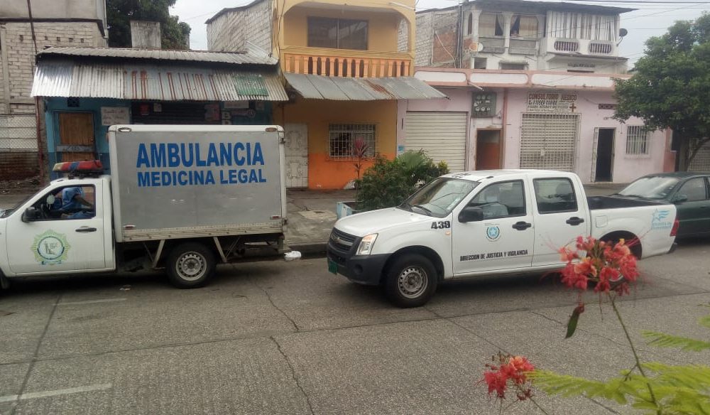 Agentes metropolitanos de Guayaquil apoyan al traslado de cuerpos Qué