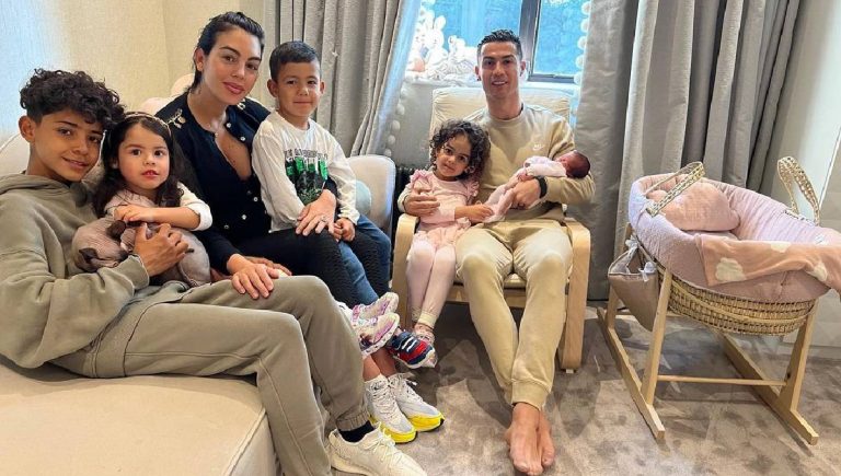 Cristiano Ronaldo posa con su bebé Cuántos hijos tiene y cómo se llaman