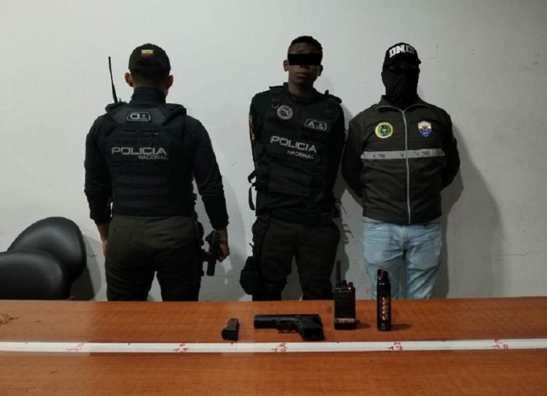 Así cae un falso policía en Guayaquil Lo vinculan con intento de secuestro