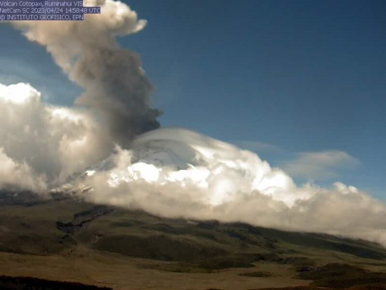 As Se Ve El Cotopaxi Con Una Nube De Ceniza Que Alcanza Los Km