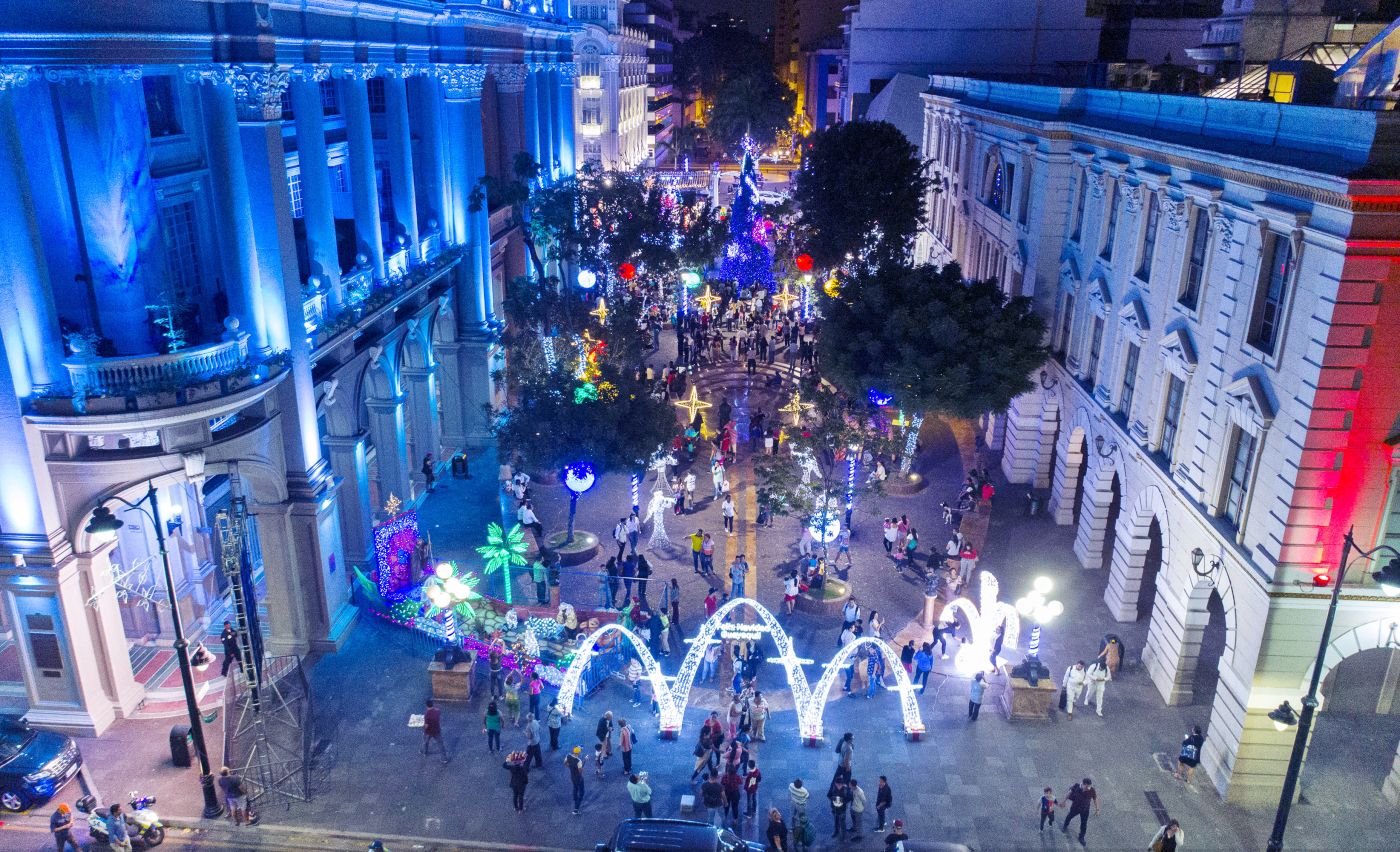 Guayaquil: Encienden la Navidad en la Plaza de la Administración con un  árbol de 13 metros de altura - Qué Noticias