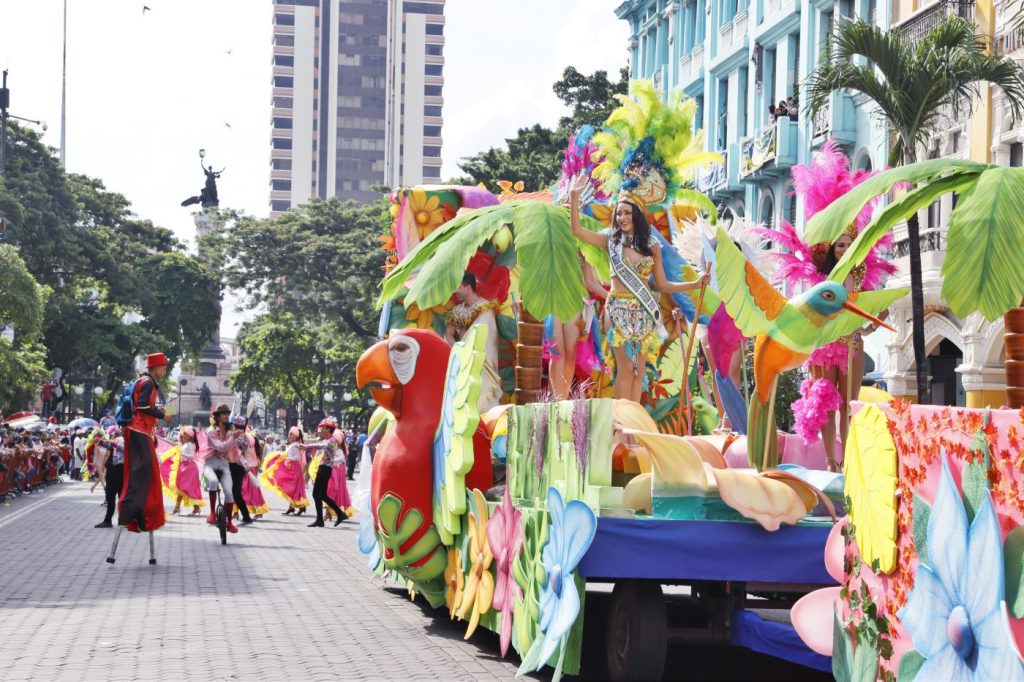 Espuma, color, baile y celebración hubo en tradicional desfile por