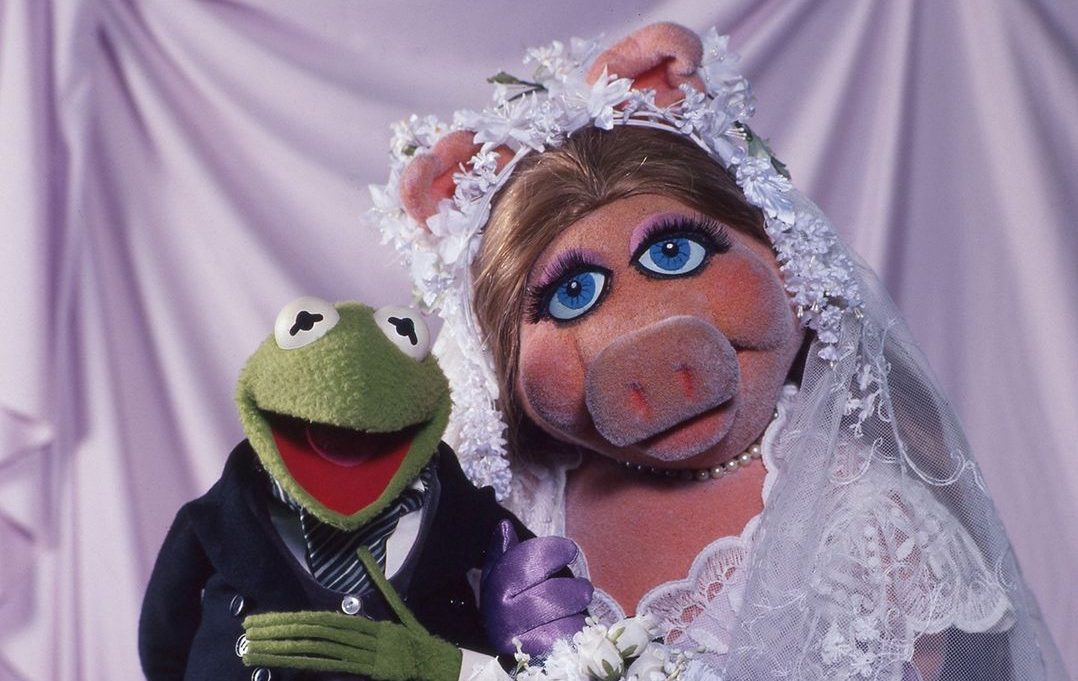 Miss Piggy Rana Rene Los Muppets Cancelacion Violencia Domestica