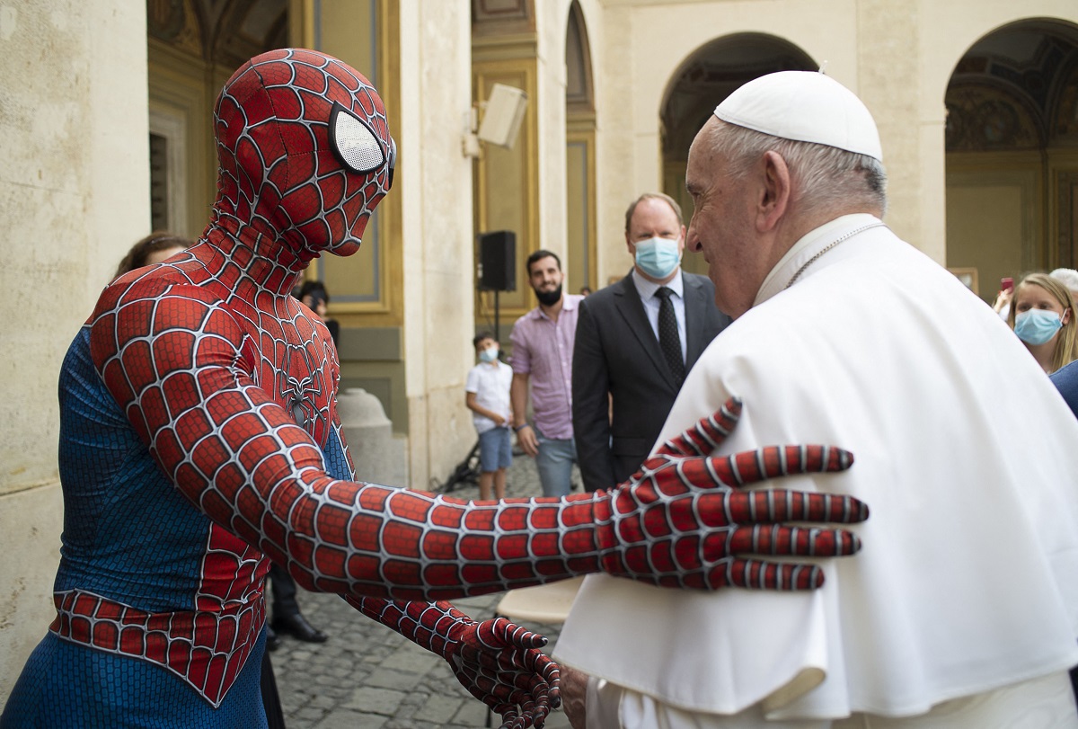 Spiderman y el Papa Francisco juntos deja una avalancha de memes