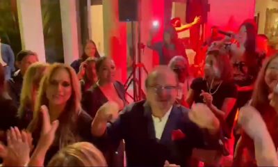Álvaro Noboa bailando en fiesta