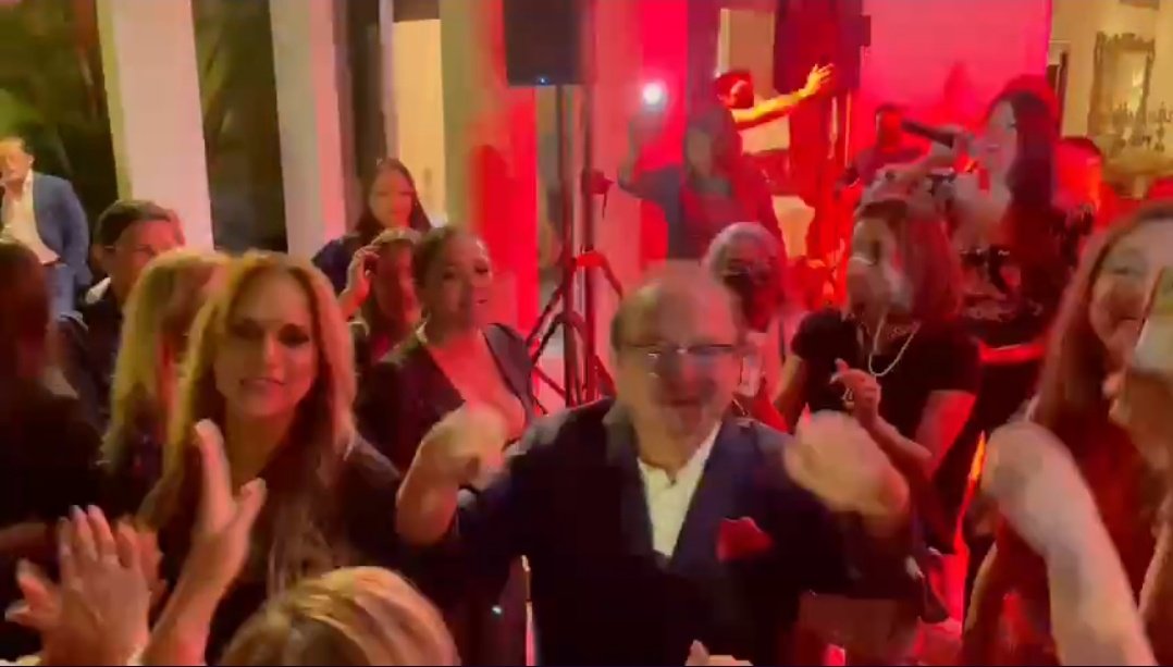 Álvaro Noboa bailando en fiesta