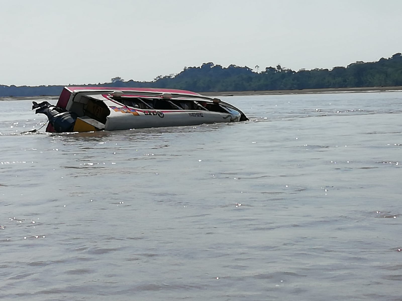 Embarcación hundida en río Napo