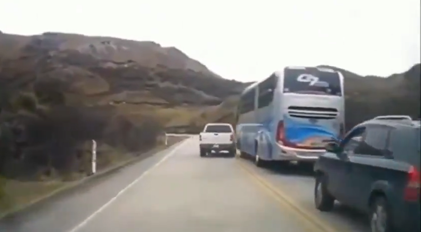 Choque entre camioneta y bus