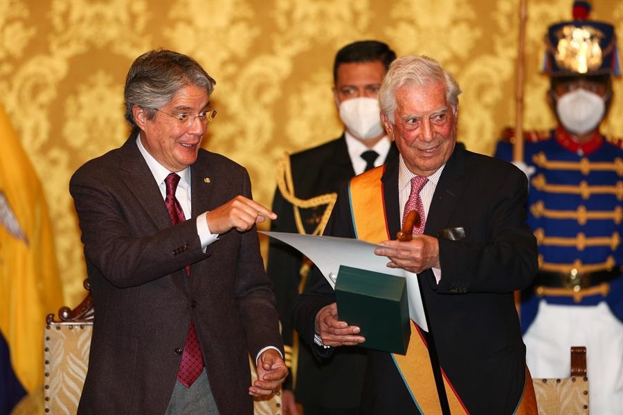 Condecoración Vargas Llosa