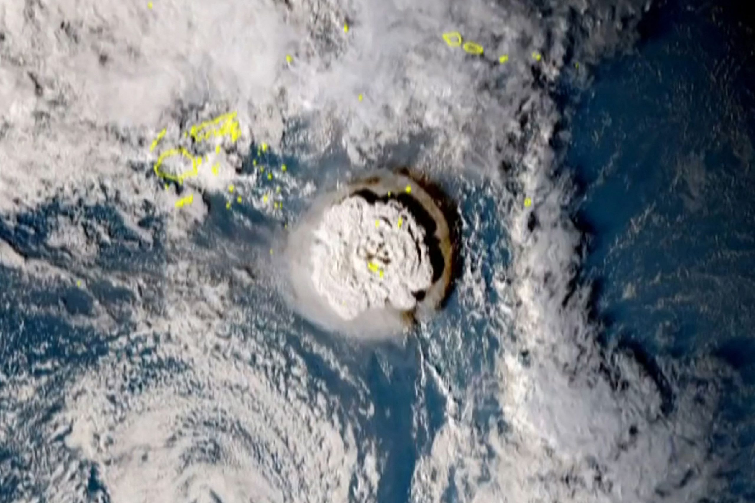 Así golpeó a Tonga el tsunami tras la erupción volcánica (VIDEOS)