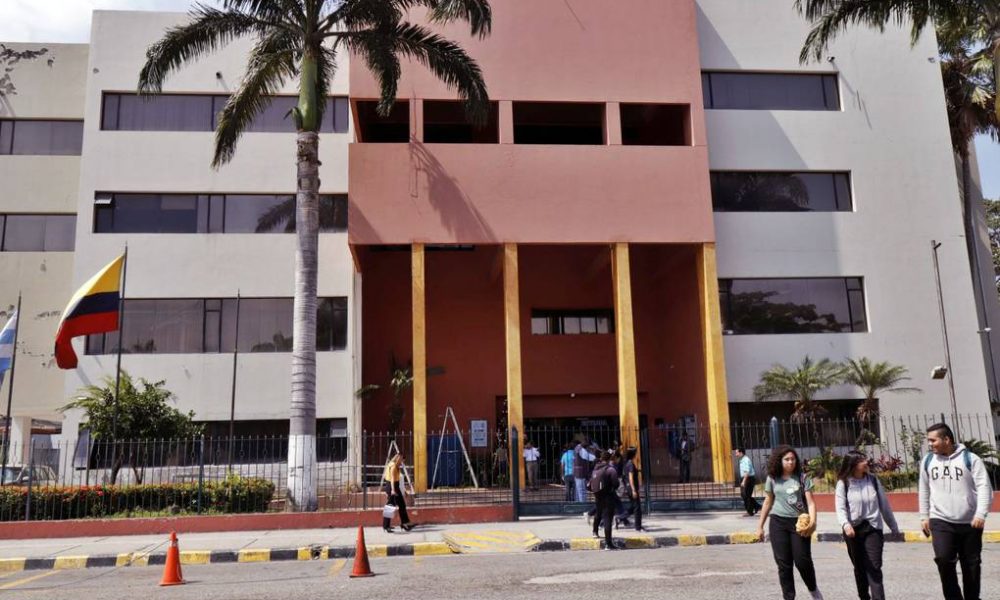 Universidad de Guayaquil espera normalizar clases presenciales en mayo