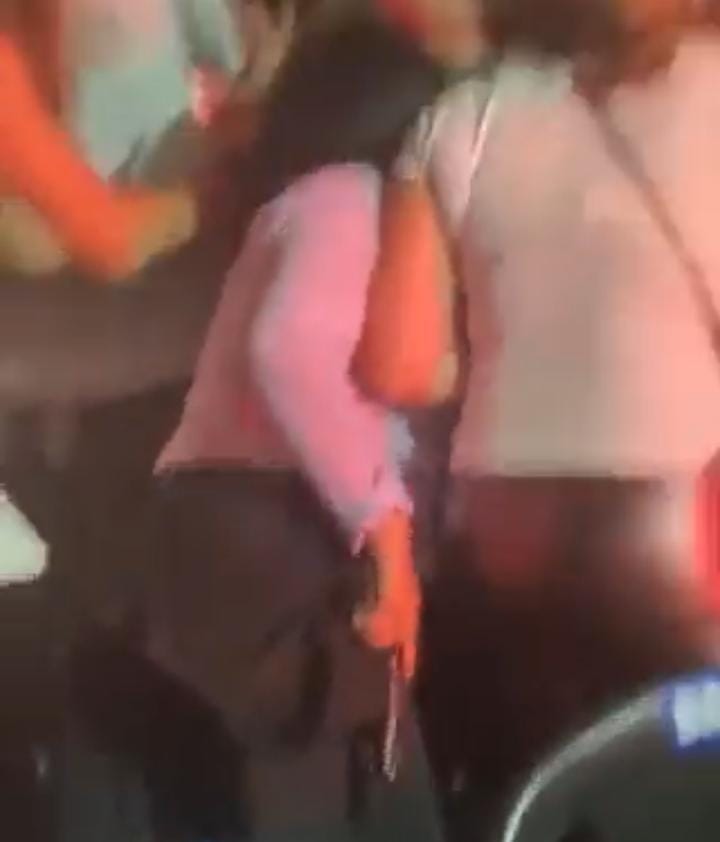 Mujer saca arma de fuego durante concierto de banda Morat en Caracas