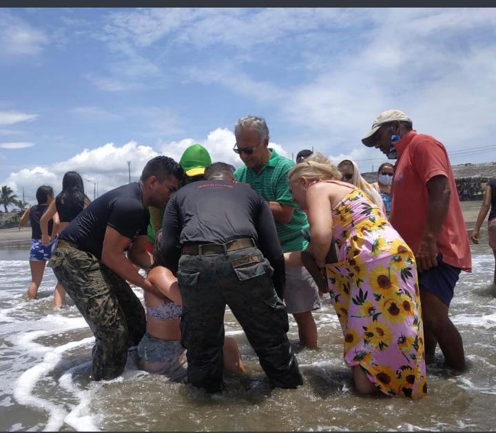 Rescatan en playa de Crucita en Manabí a dos bañistas