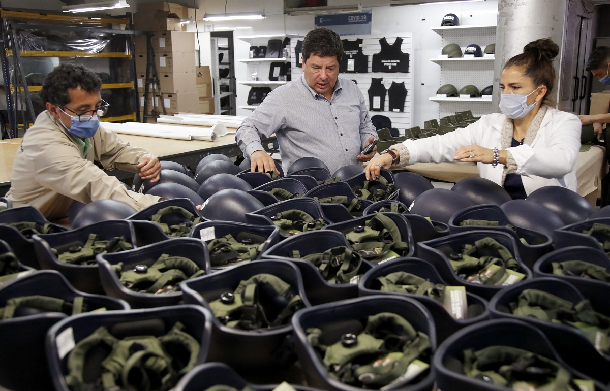 guerra en Ucrania dispara pedidos en fábrica de chalecos blindados y cascos en fábrica de Colombia