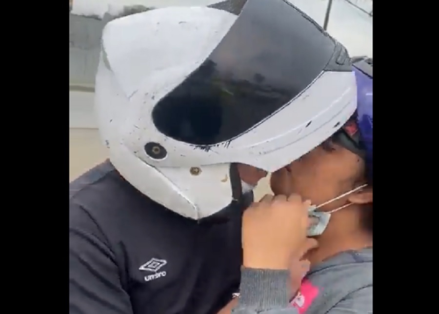 Agentes piden a conductor de motocicleta que bese a su pareja