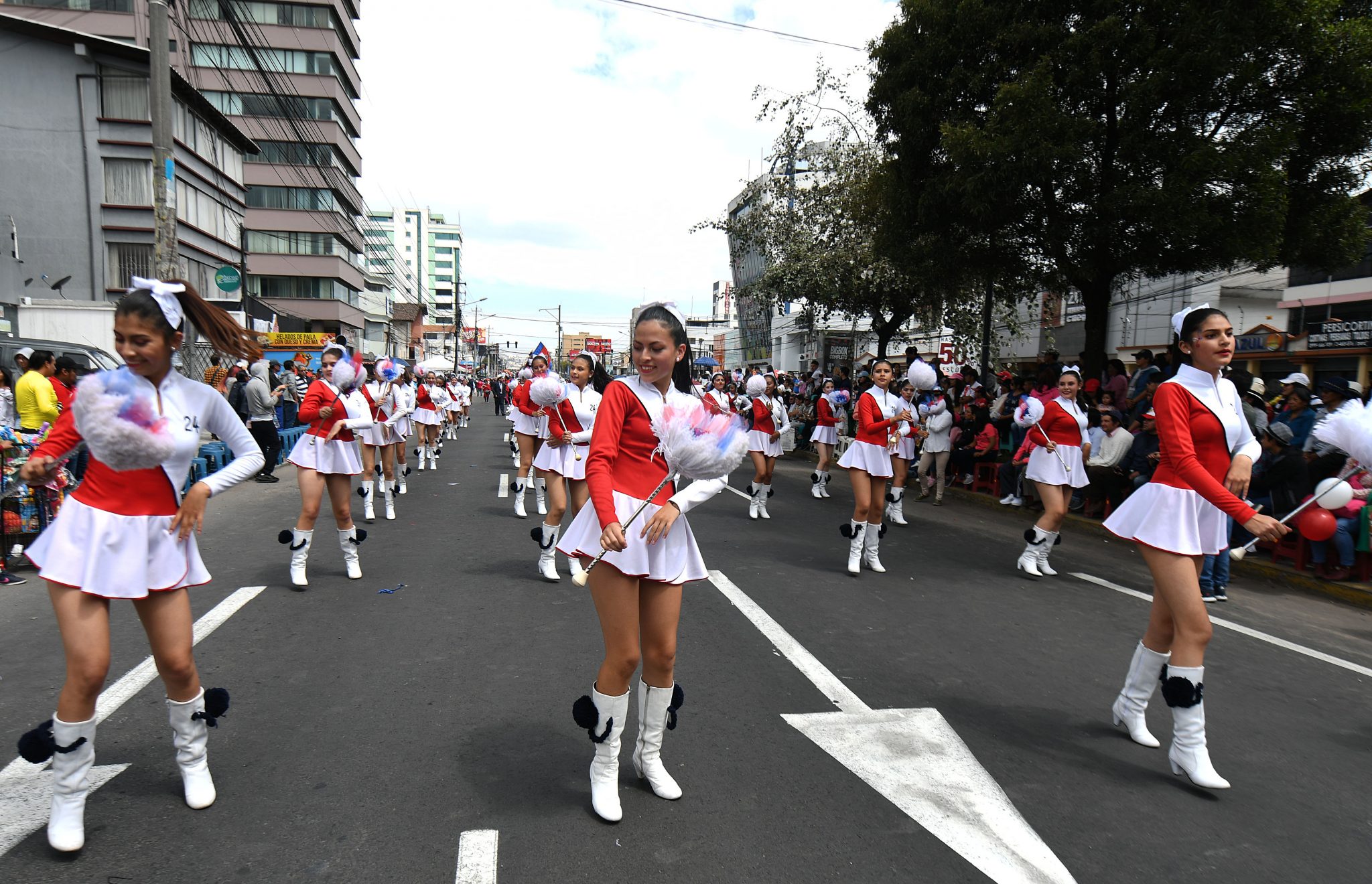 As Se Regresa El Desfile De La Confraternidad Por Fiestas De Quito Este