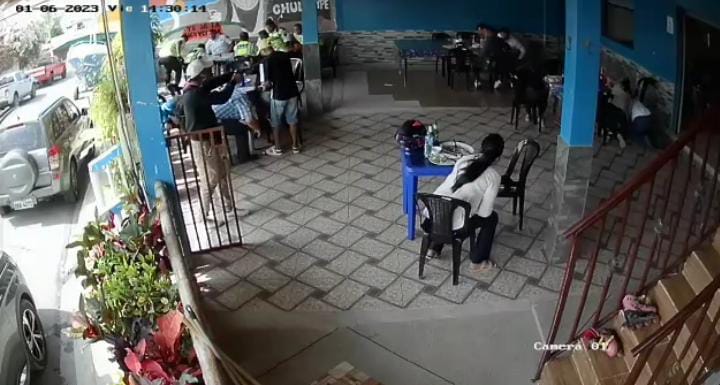Agente de tránsito se enfrenta a bala con delincuentes durante un asalto en  restaurante