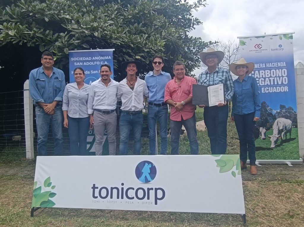 Representantes de la hacienda e instituciones durante la entrega del aval Carbono Negativo, en el cantón Bucay.