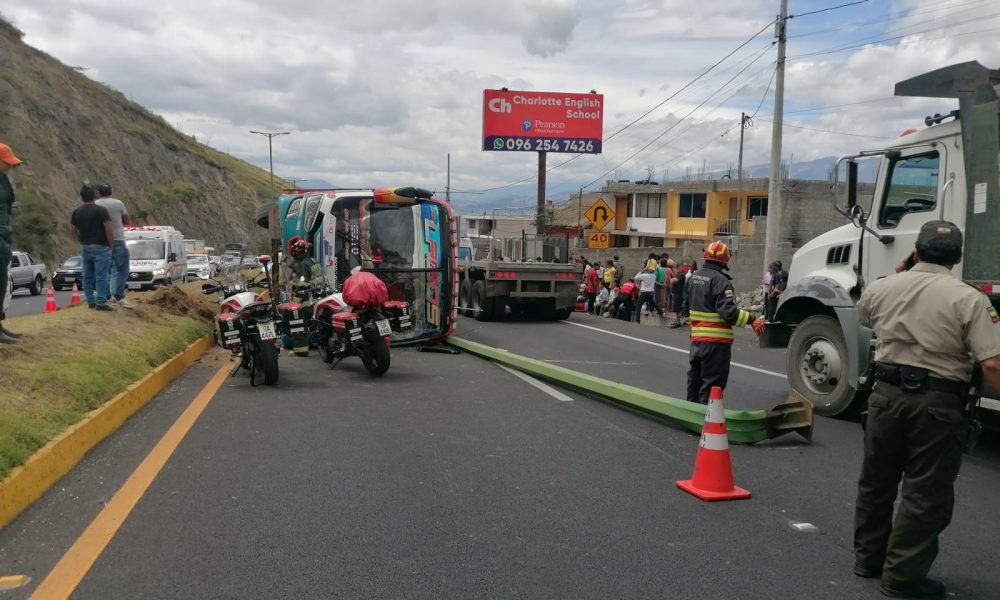 Volcamiento de bus interprovincial en la Panamericana Norte deja once ...