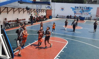 Adolescentes jugando baloncesto en el ISM Quito. Foto: Cortesía