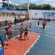 Adolescentes jugando baloncesto en el ISM Quito. Foto: Cortesía