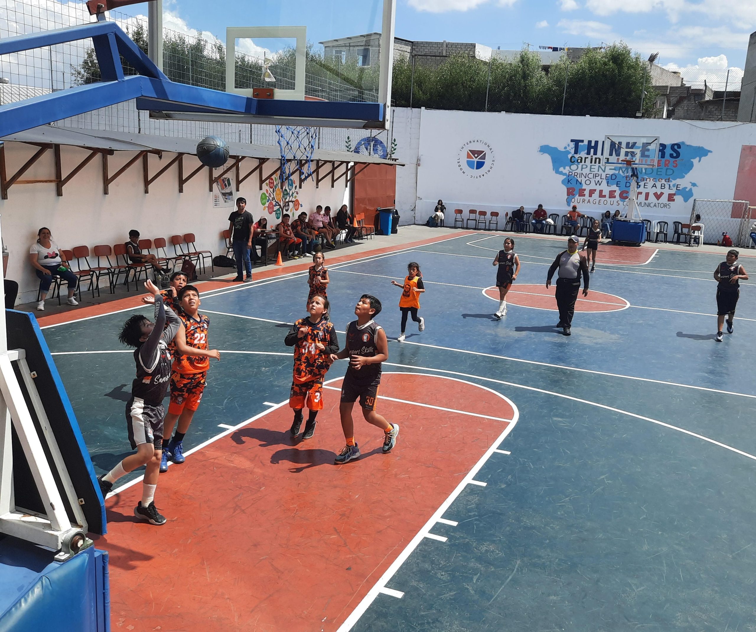 Adolescentes jugando baloncesto en el ISM Quito. Foto: Cortesía