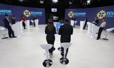 Los 16 candidatos junto a los moderadores en el debate presidencial 2025