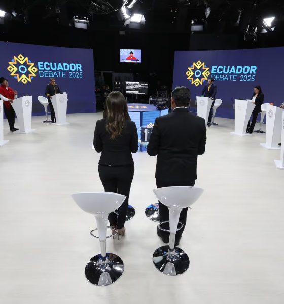 Los 16 candidatos junto a los moderadores en el debate presidencial 2025