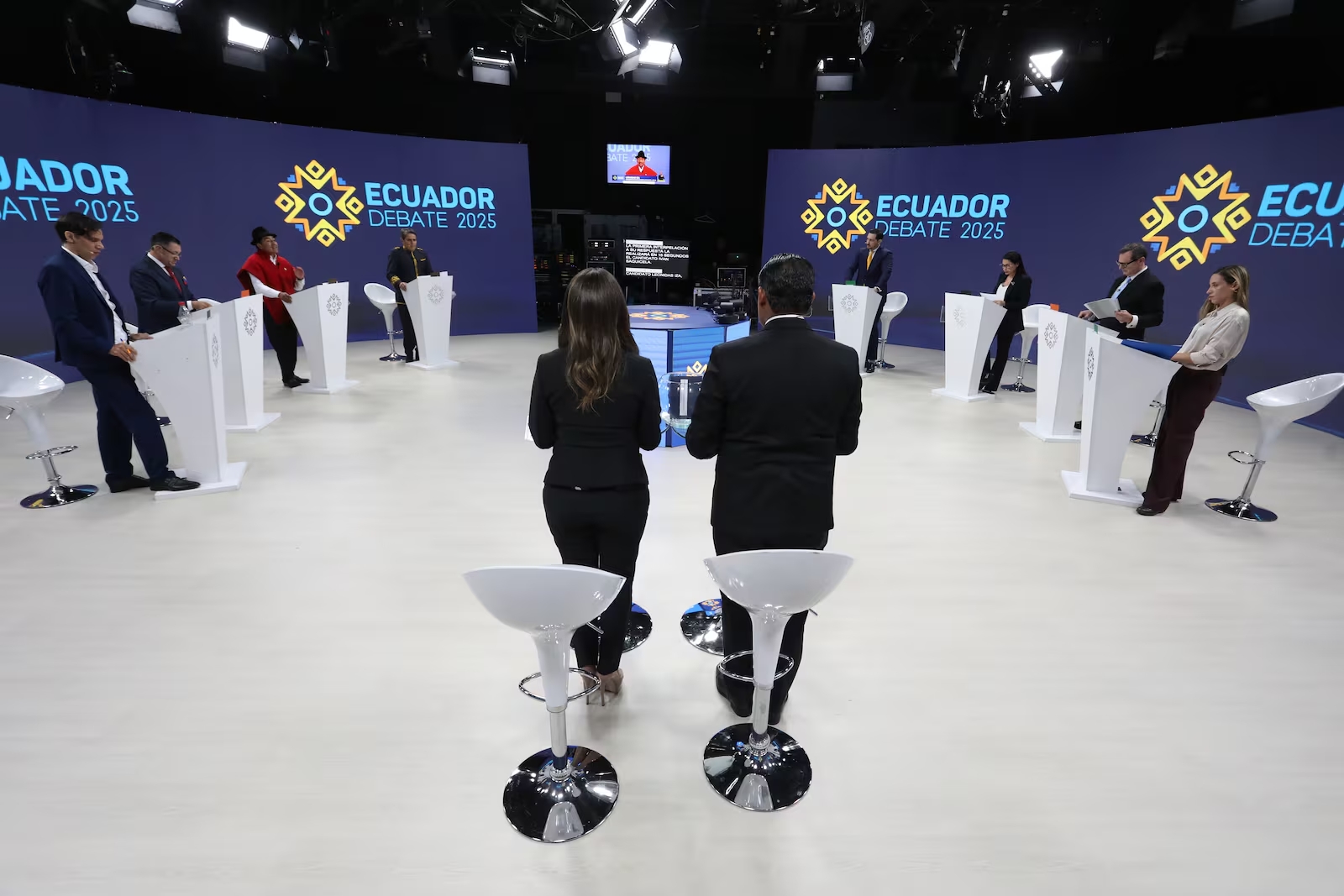 Los 16 candidatos junto a los moderadores en el debate presidencial 2025