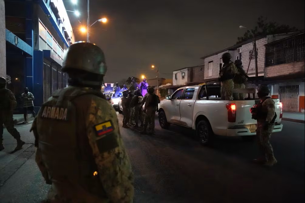 Más de 250 detenidos durante la primera noche de toque de queda