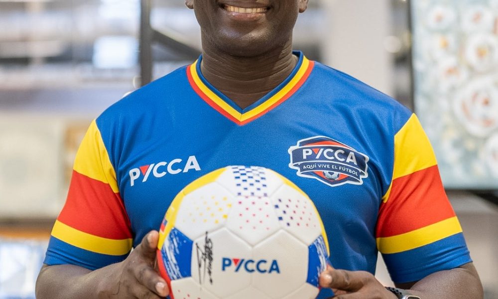 Pycca lleva el fútbol más allá de las pantallas junto a leyendas