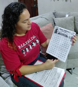 Karla Burgos con la cartilla de bingo en la mano. Foto: Cortesía.